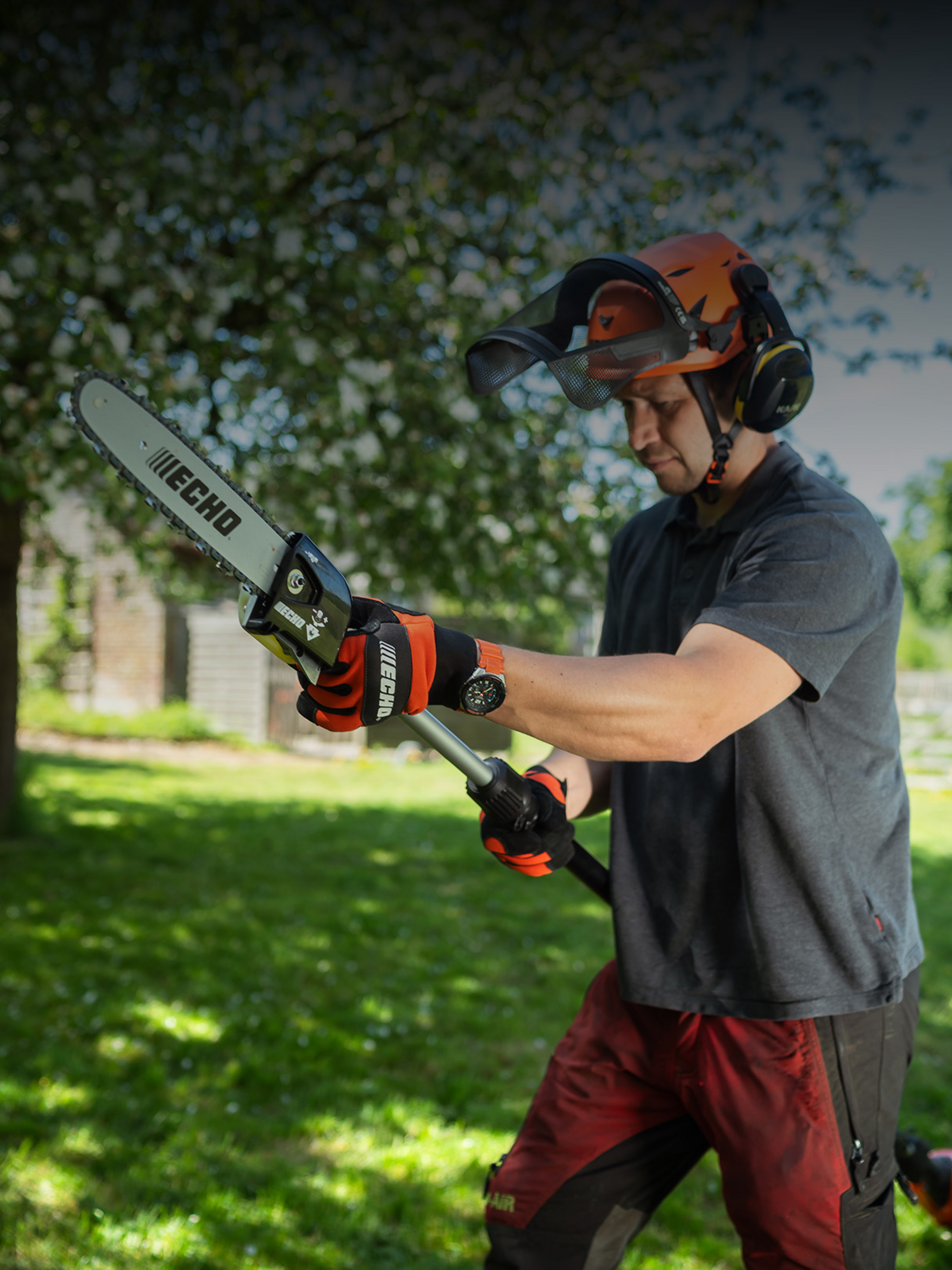 Hochentaster Mann verwendet ECHO Hochentaster.