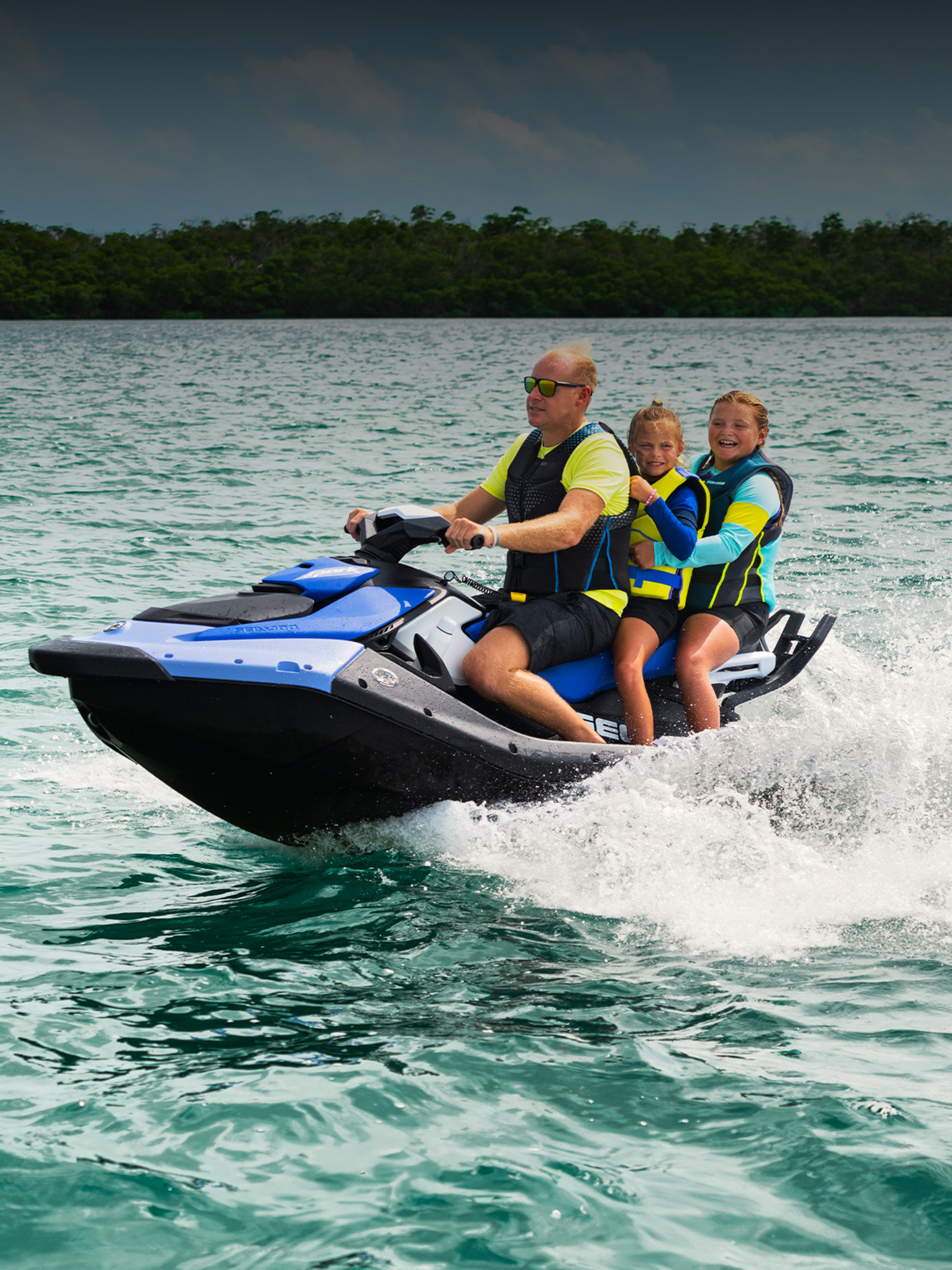 SeaDoo Vater mit zwei Kindern fährt mit SeaDoo.