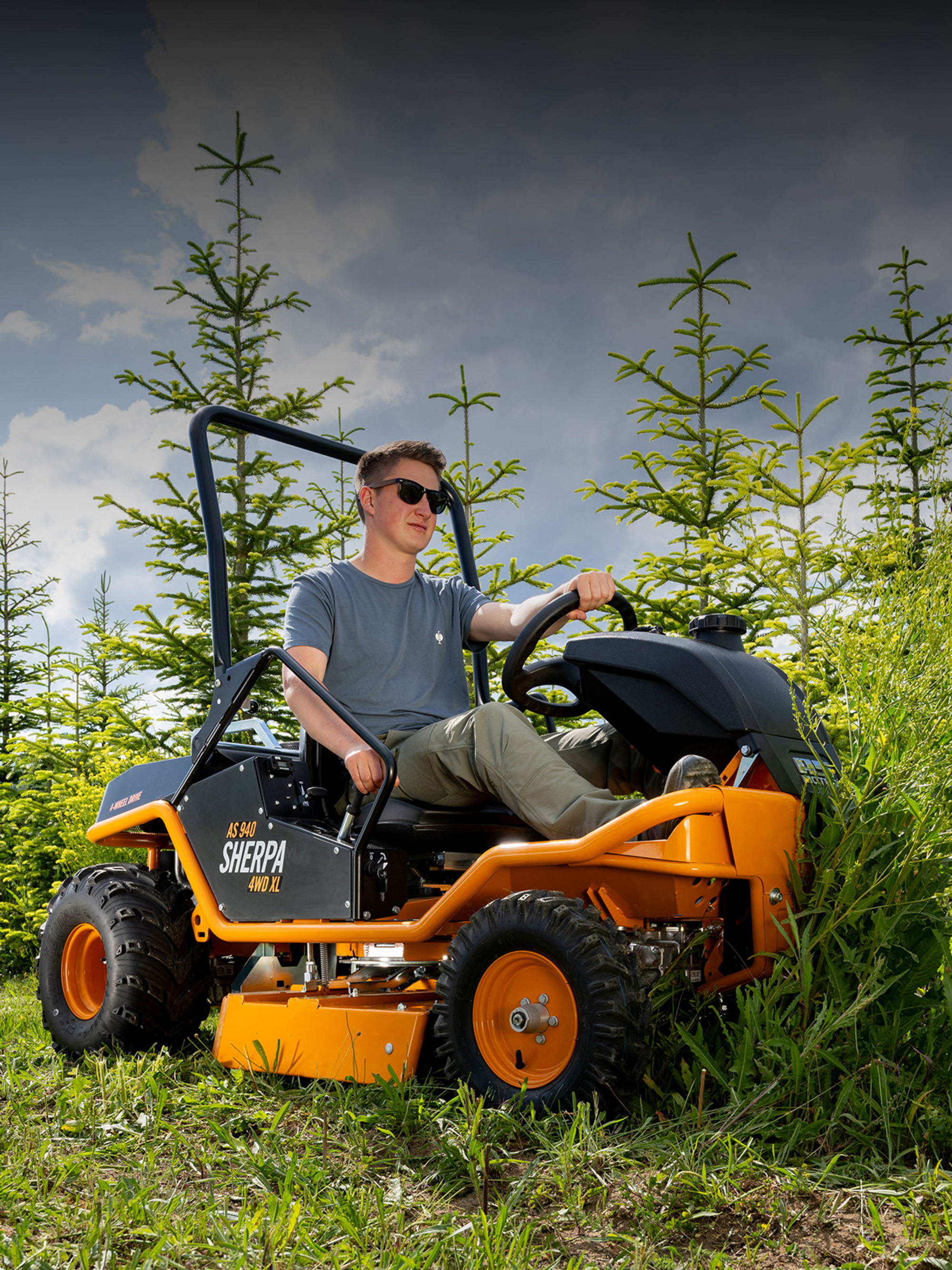 Hochgras- & Spezialmäher Mann verwendet AS 940 Sherpa Aufsitzmäher im Gelände.