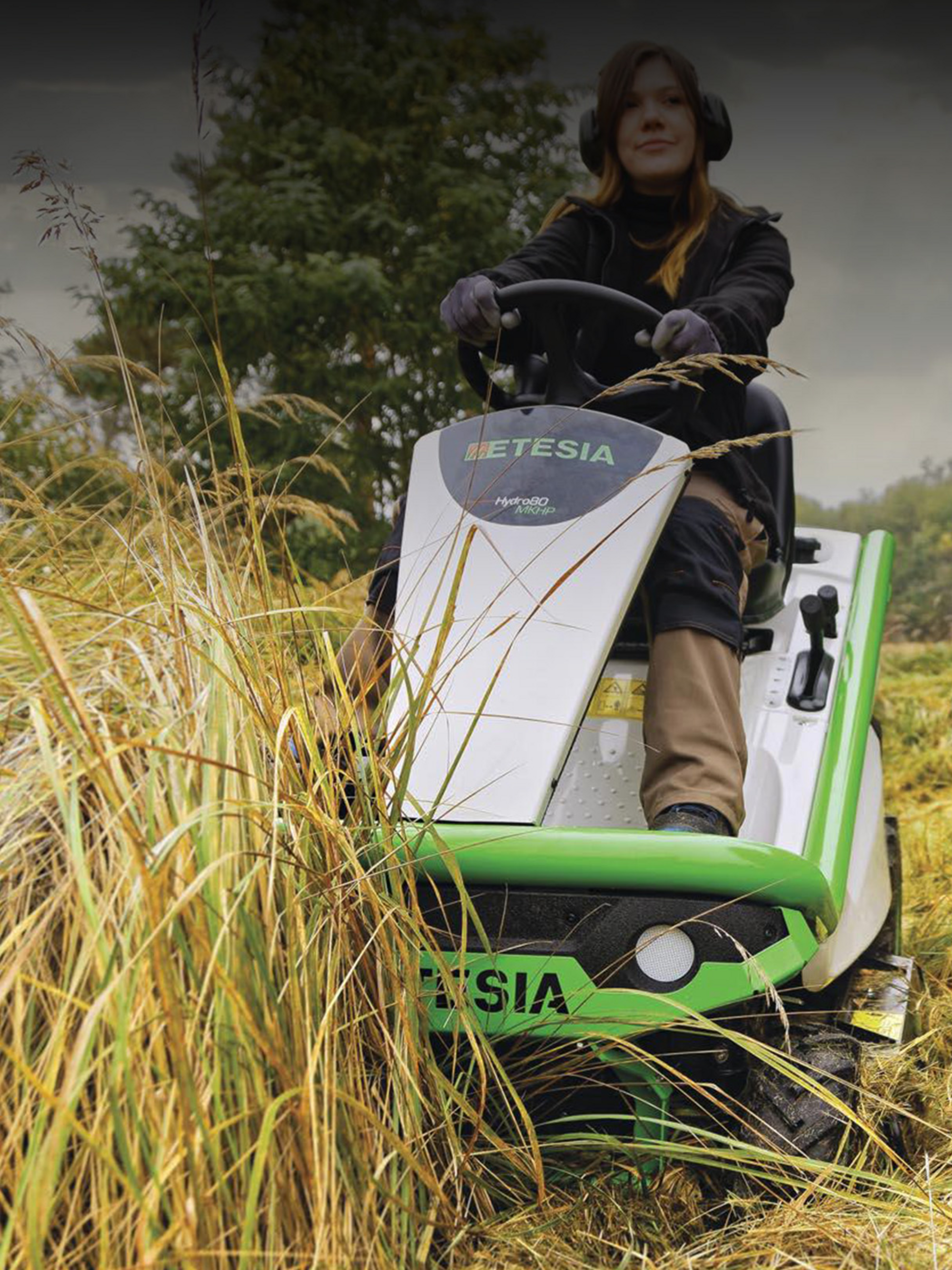 Traktoren | Aufsitzmäher Frau verwendet den Hydro80 Aufsitzmäher von Etesia.