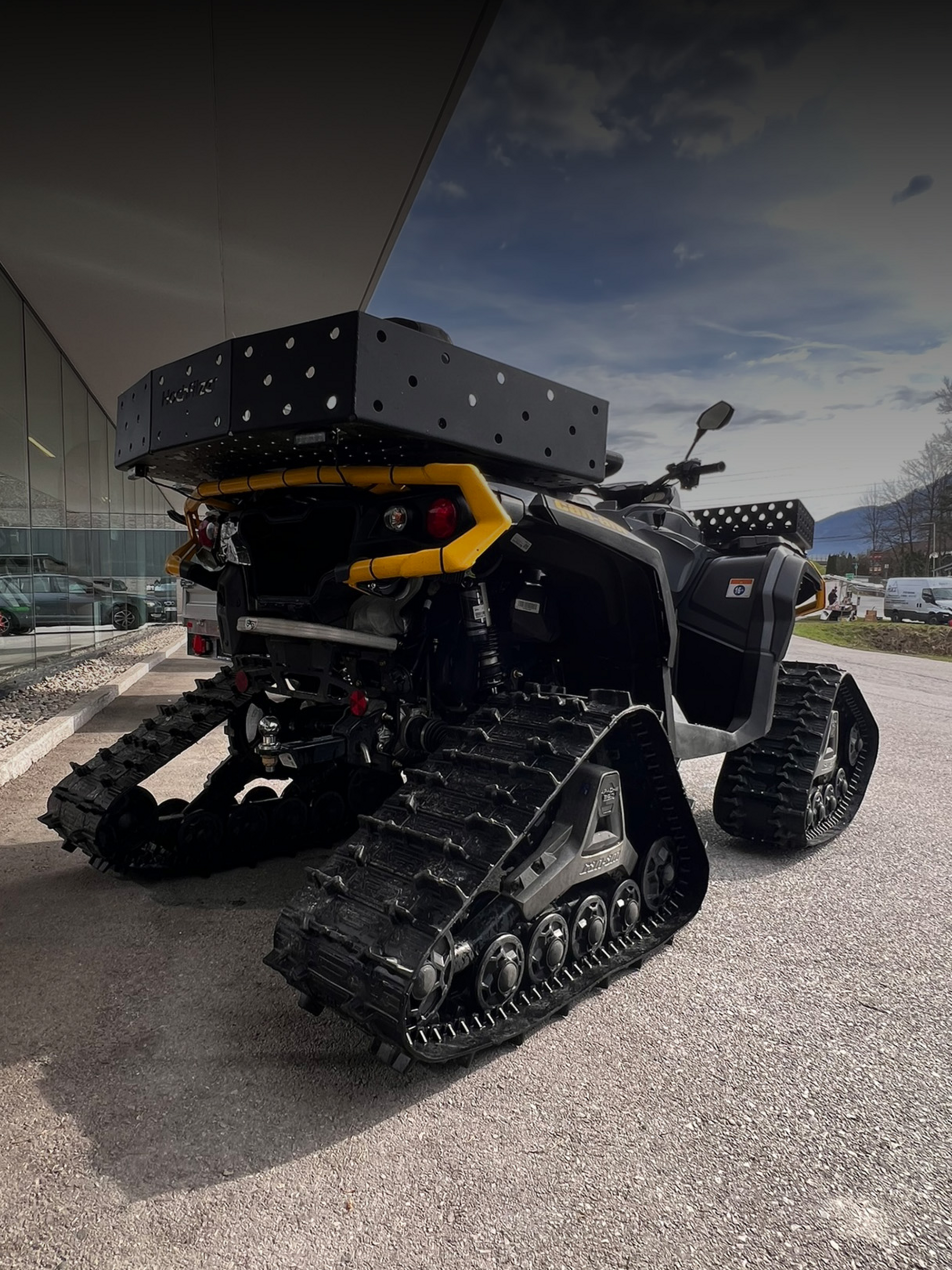 Fahrzeuge in Kundl Can-Am Outlander mit Raupen.