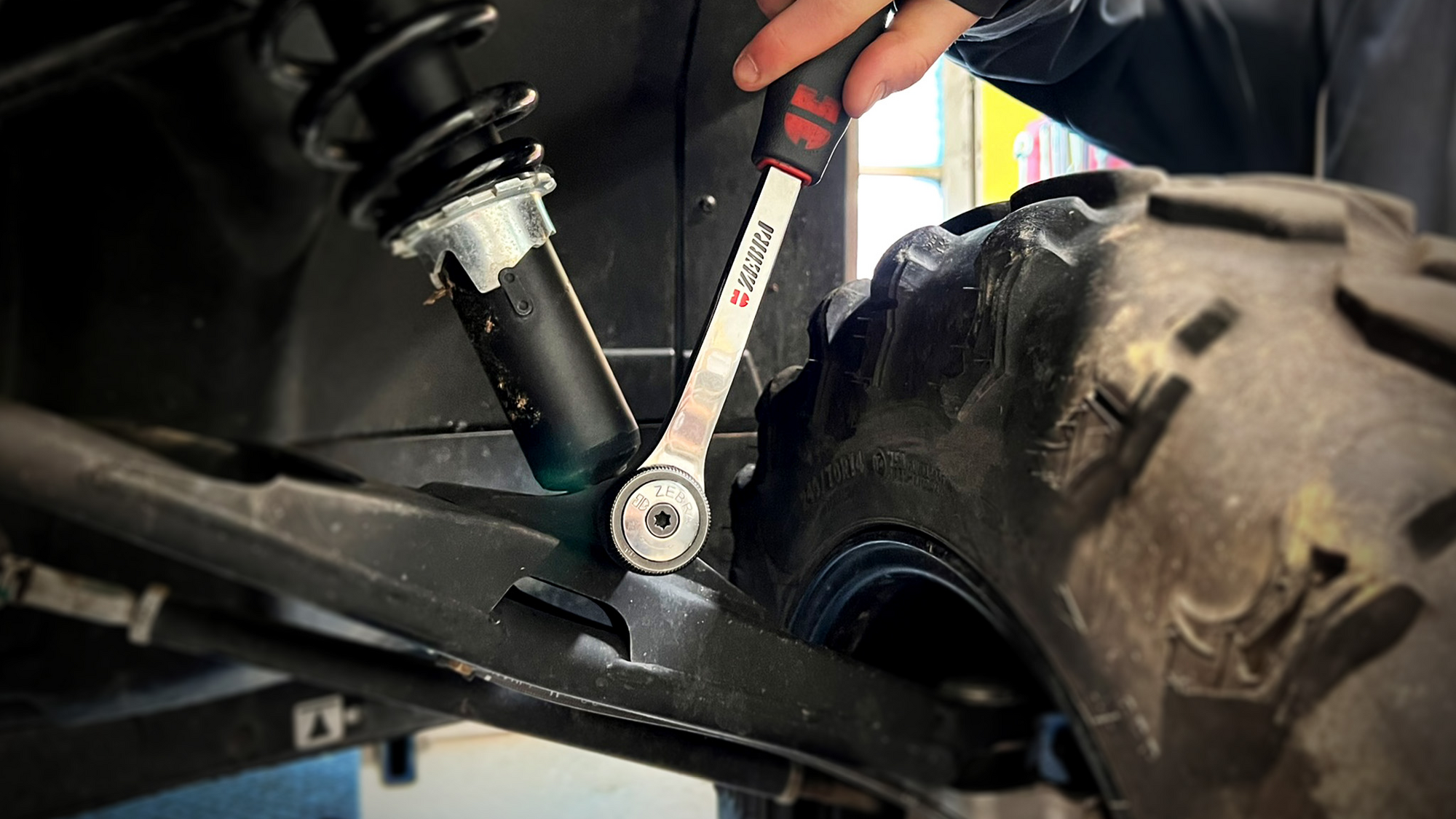 Techniker in der Hochfilzer-Werkstatt schraubt an einer Landmaschine