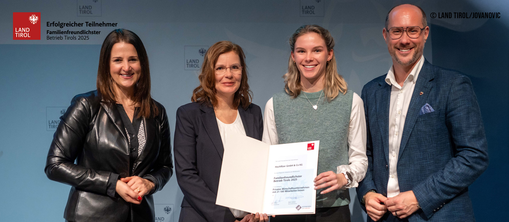 Wir sind ausgezeichnet! Familienlandesrätin Astrid Mair, Mag. Martina Hrnecek (Geschäftsleitung), Alina Hrnecek und Wirtschaftslandesrat Mario Gerber. (v.l.)
