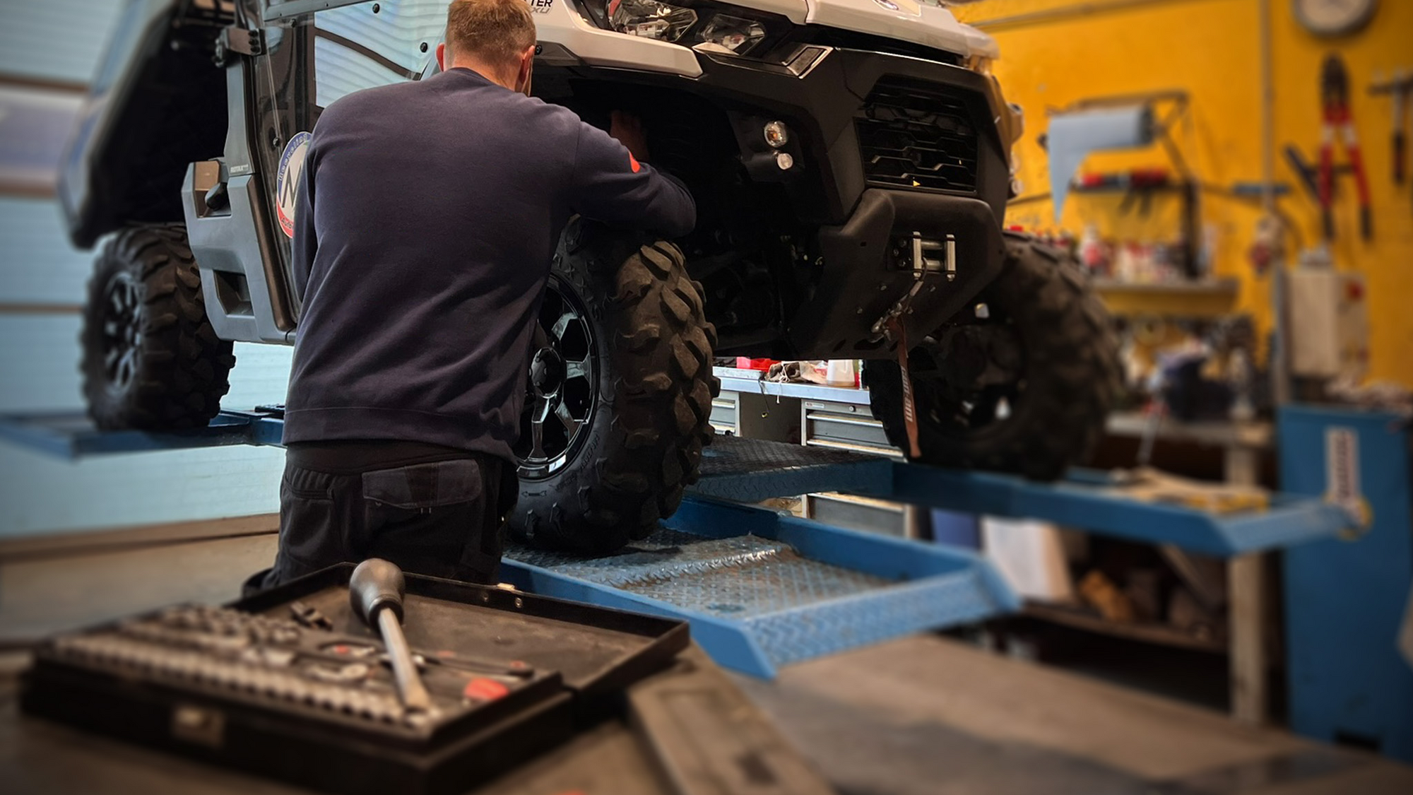 Werkstattmitarbeiter bei der Wartung eines Produkts in der Firmenwerkstatt