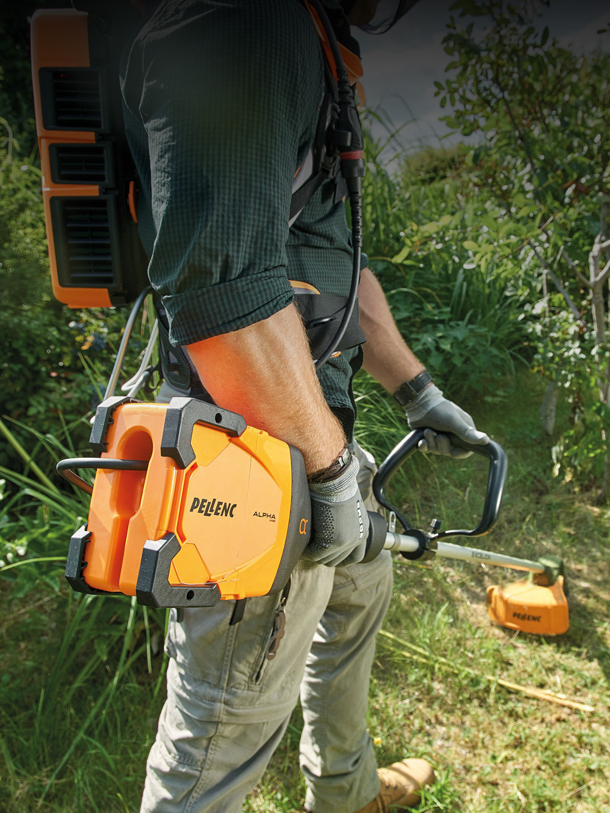 Freischneider & Rasentrimmer Mann pflegt Grünfläche mit Pellenc Rasentrimmer.