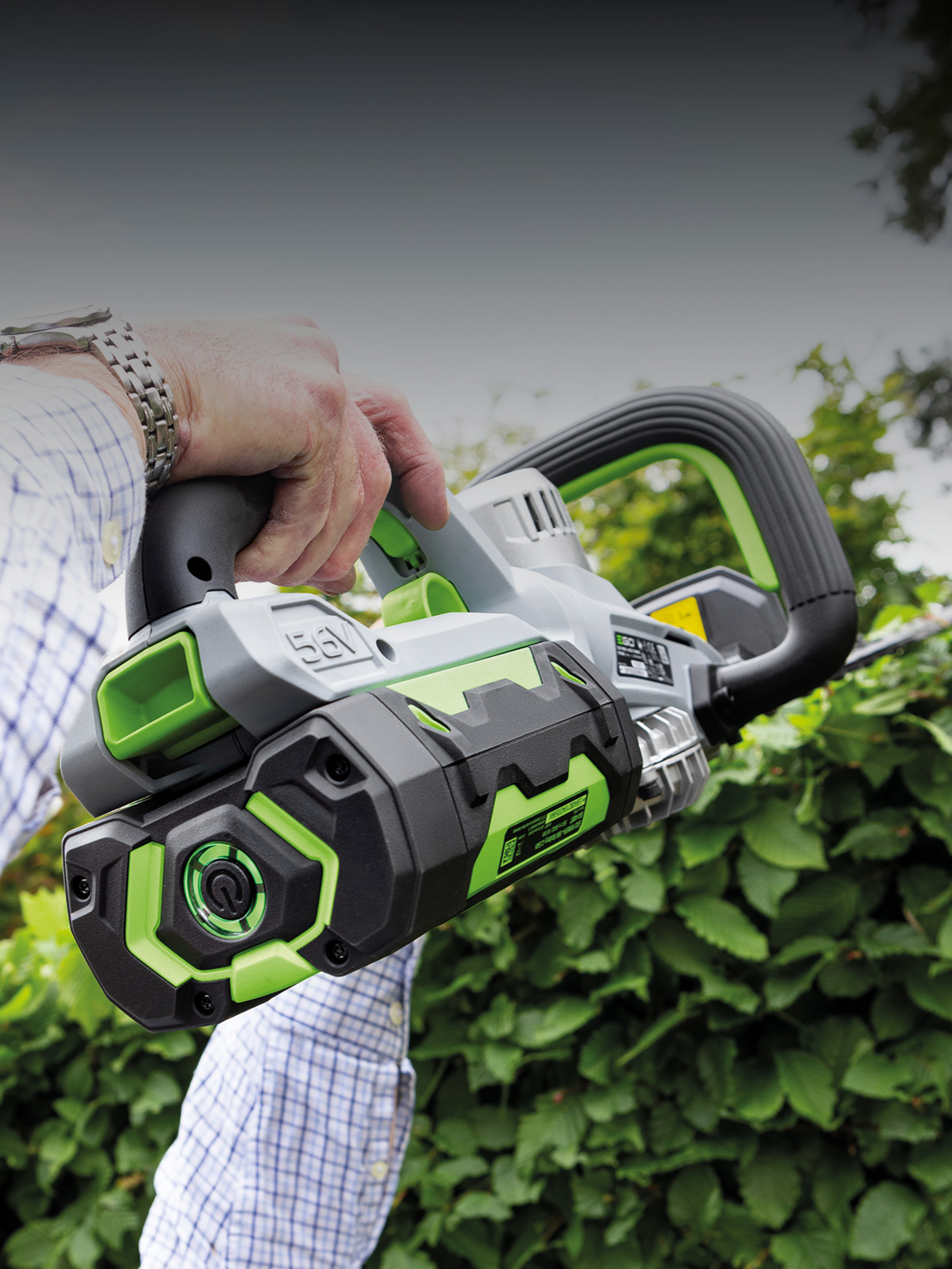 Heckenschere Heckenschnitt mit der EGO Power+ Akku-Heckenschere