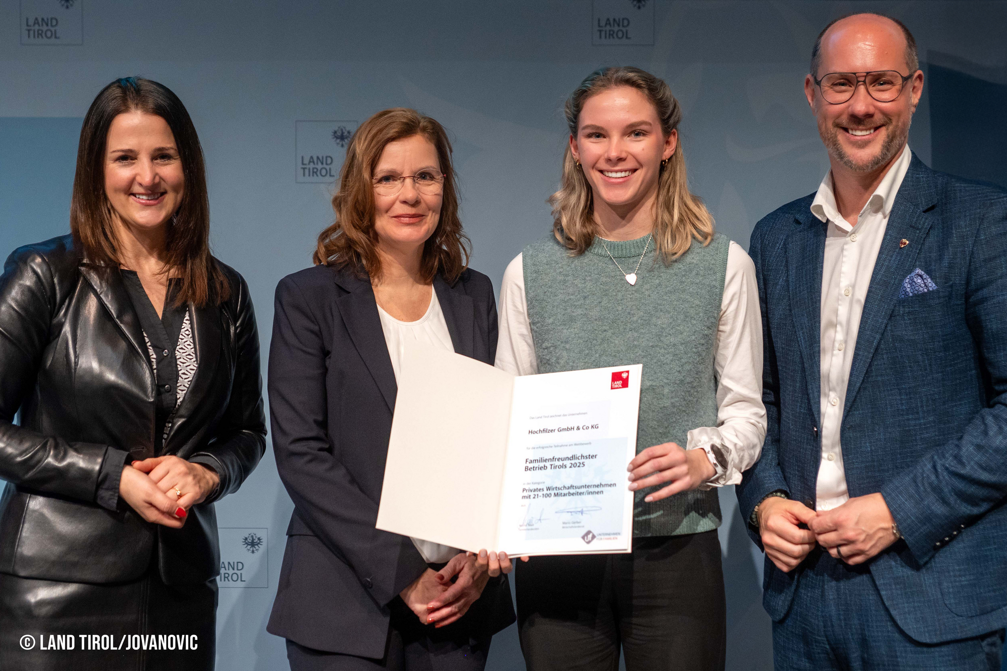 Familienlandesrätin Astrid Mair, Mag. Martina Hrnecek (Geschäftsleitung), Alina Hrnecek und Wirtschaftslandesrat Mario Gerber. (v.l.)