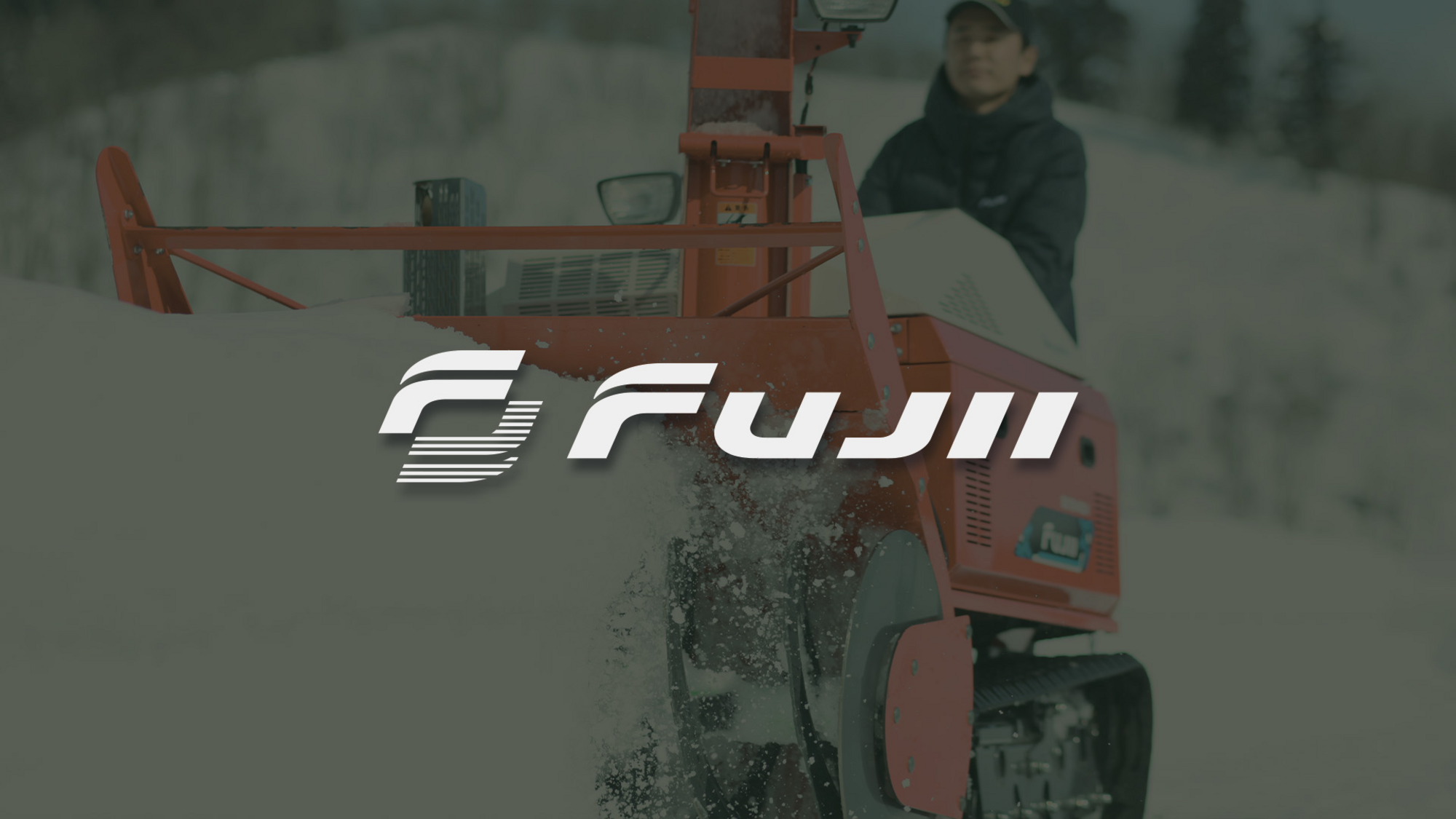 mehr erfahren Fujii Logo mit Schneefräsen im Hintergrund.