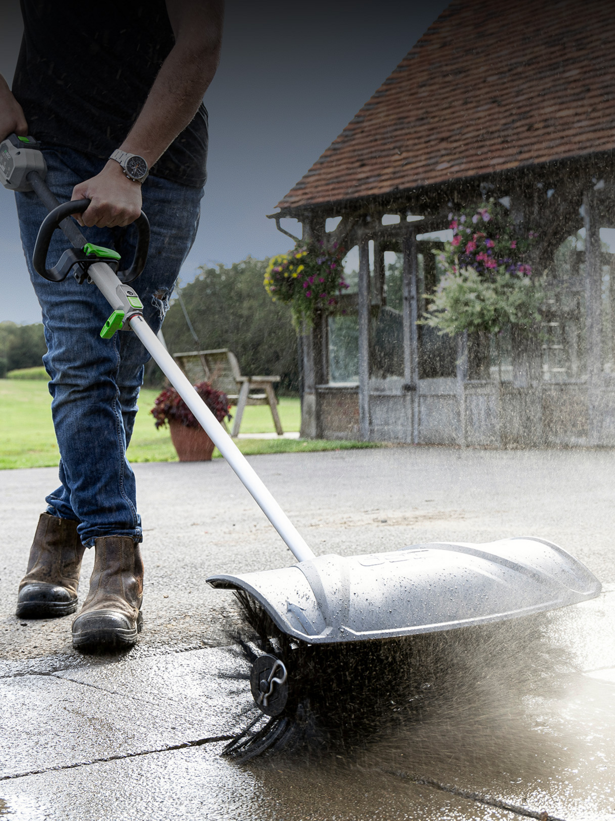 Multi-Tool & Aufsätze EGO Power+ Multi-Tool mit Kehrbürstenaufsatz.