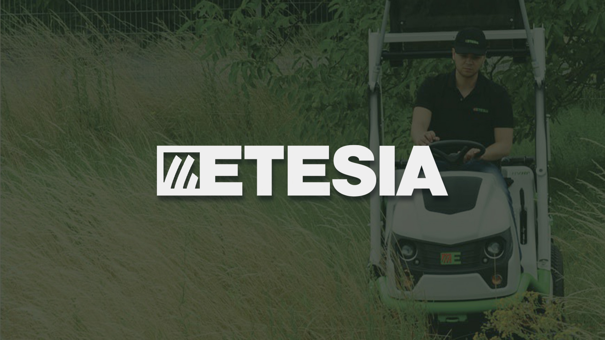 mehr erfahren Etesia Logo mit Aufsitzmäher im Hintergrund.