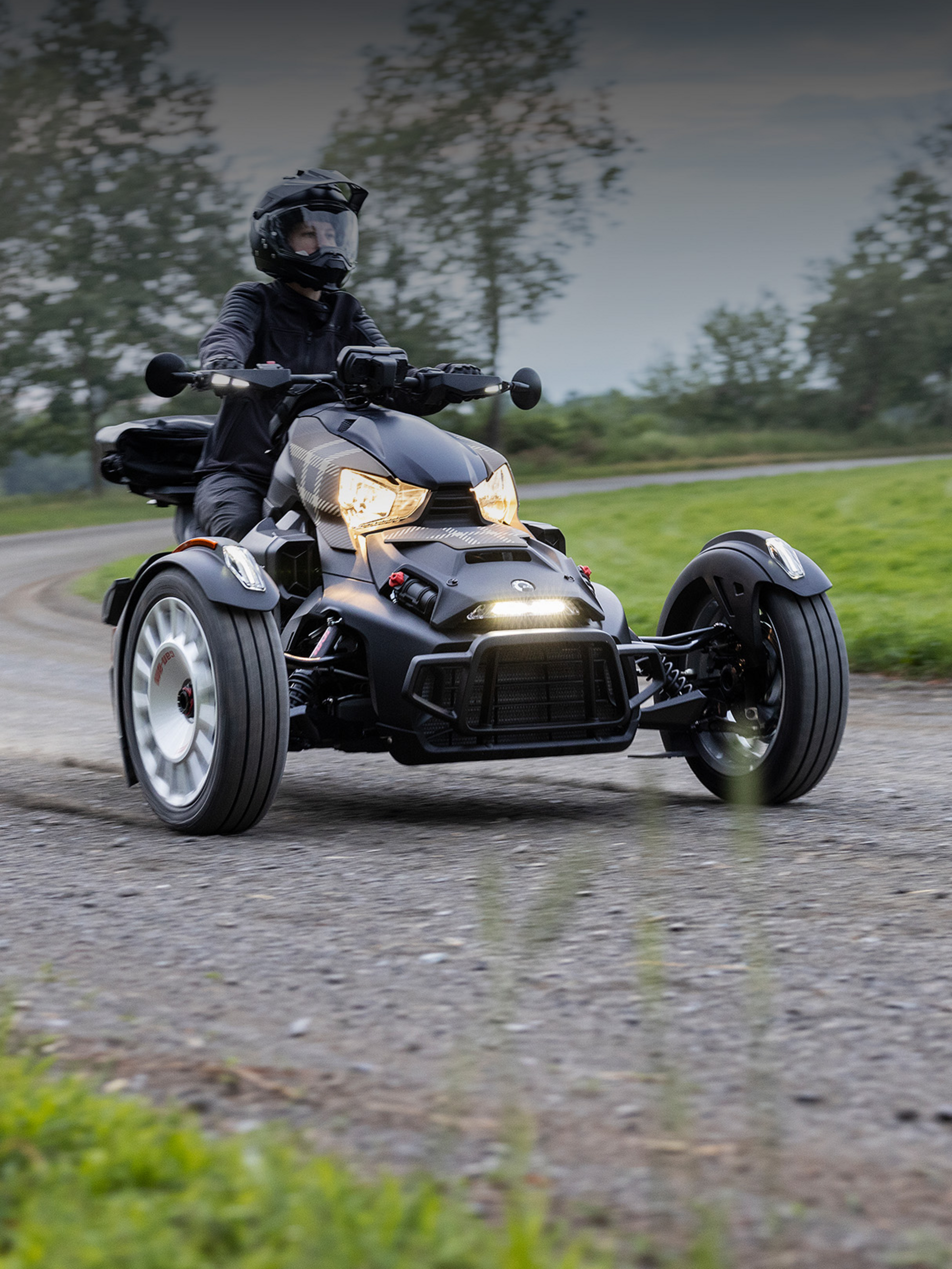 Can-Am On Road Person fährt mit Can-Am Ryker über Schotterstraße.